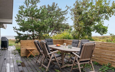Pascal - 25M from the Sea: Maison, Domicile, Toit, Chalet, Arbuste, Siding, Porte, Jardin, Ferme