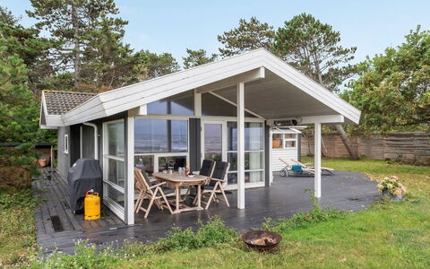 Pascal - 25M from the Sea: Maison, Domicile, Toit, Chalet, Arbuste, Siding, Porte, Jardin, Ferme