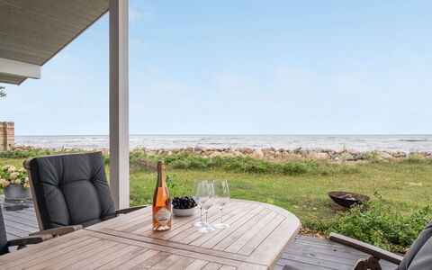 Pascal - 25M from the Sea: Maison, Domicile, Toit, Chalet, Arbuste, Siding, Porte, Jardin, Ferme