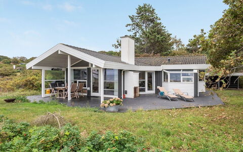Pascal - 25M from the Sea: Toit, Domicile, Maison, Chalet, Porte, Biens, Ferme, Allée, Siding, Porche