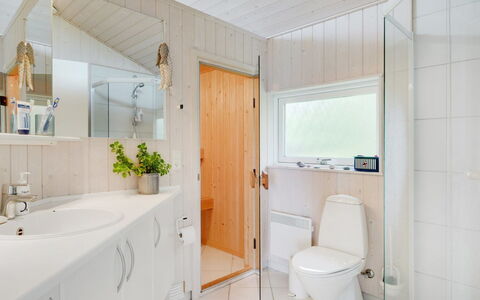 Pascal - 25M from the Sea: Luminaire Plomberie, Sol, Design Intérieur, Bois, Sol, Évier, Plafond, Lavabo, Salle De Bains, Armoire De Toilette