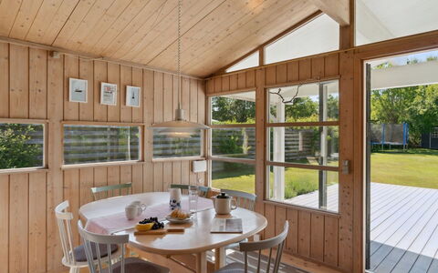 Sjard - 700M from the Sea: Bois, Maison, Chalet, Domicile, Toit, Zone Rurale, Siding, Cabane En Rondins, Batiments Jardin, Dur