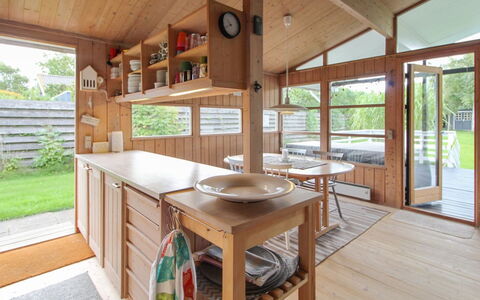 Sjard - 700M from the Sea: Bois, Maison, Chalet, Domicile, Toit, Zone Rurale, Siding, Cabane En Rondins, Batiments Jardin, Dur