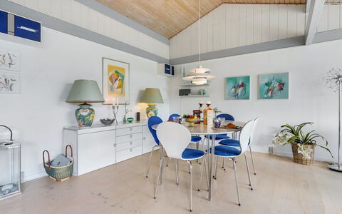 Elva - 150M from the Sea: Bois, Toit, Maison, Chalet, Porte, Domicile, Siding, Lot Terre, Batiments Jardin, Cabanon