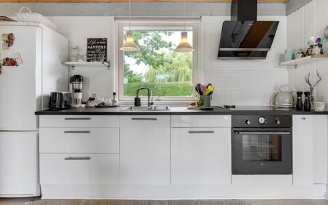 Elva - 150M from the Sea: Appareil De Cuisine, Cuisine, Comptoir, Cabinetry, Meubles, Principaux Appliance, Électroménager, Cuisinière, Design Intérieur, Sol