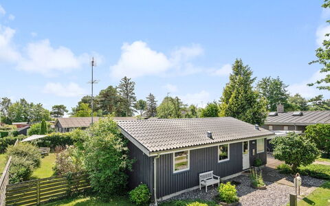 Elva - 150M from the Sea: Maison, Toit, Zone Résidentielle, Arbuste, Domicile, Chalet, Couverture De Sol, Biens, Jardin