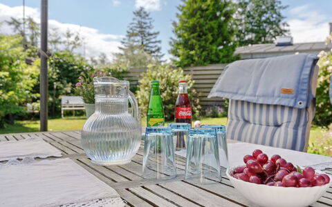 Elva - 150M from the Sea: Meubles, Mobilier De Jardin, Chaise, Table, Tableau De Plein Air, Table Cuisine Et Salle A Manger, Ombre, Parapluie, Patio, Jardin