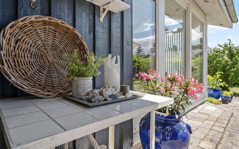 Elva - 150M from the Sea: Pot De Fleur, Meubles, Plante D'Appartement, Chaise, Mobilier De Jardin, Jardin, Tableau De Plein Air, Patio, Porche