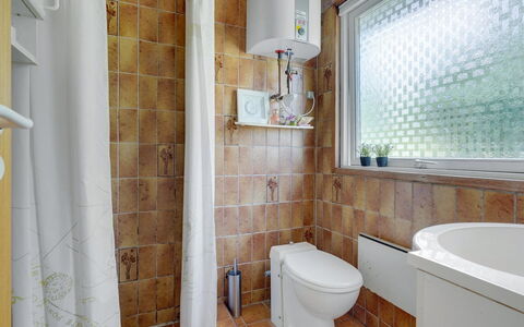 Elva - 150M from the Sea: Salle De Bains, Siège De Toilette, Luminaire Plomberie, Mur, Toilette, Sol, Sol, Design Intérieur, Plomberie, Robinet