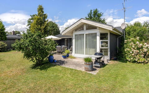 Elva - 150M from the Sea: Maison, Arbuste, Toit, Domicile, Zone Résidentielle, Chalet, Jardin, Biens, Pelouse, Batiments Jardin