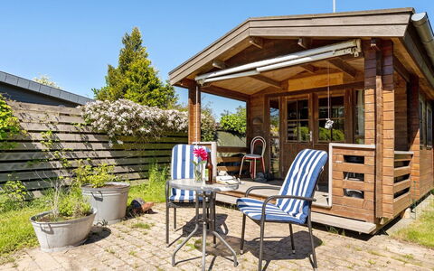 Agda - 100M from the Sea: Maison, Chalet, Toit, Batiments Jardin, Ombre, Cabanon, Arrière-Cour, Mobilier De Jardin, Cour, Pelouse