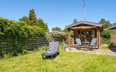 Agda - 100M from the Sea: Maison, Chalet, Toit, Batiments Jardin, Ombre, Cabanon, Arrière-Cour, Mobilier De Jardin, Cour, Pelouse