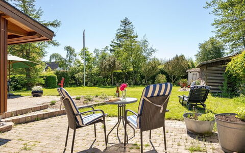 Agda - 100M from the Sea: Maison, Chalet, Toit, Batiments Jardin, Ombre, Cabanon, Arrière-Cour, Mobilier De Jardin, Cour, Pelouse