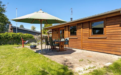 Agda - 100M from the Sea: Maison, Chalet, Toit, Batiments Jardin, Ombre, Cabanon, Arrière-Cour, Mobilier De Jardin, Cour, Pelouse