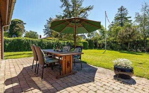 Agda - 100M from the Sea: Maison, Chalet, Toit, Batiments Jardin, Ombre, Cabanon, Arrière-Cour, Mobilier De Jardin, Cour, Pelouse