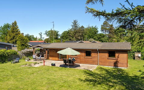 Agda - 100M from the Sea: Maison, Chalet, Toit, Batiments Jardin, Ombre, Cabanon, Arrière-Cour, Mobilier De Jardin, Cour, Pelouse