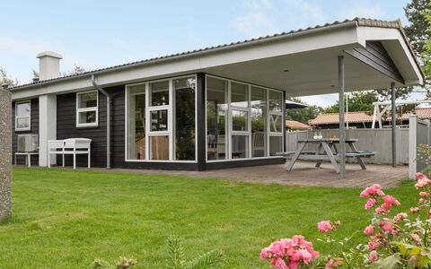 Gull - 150M from the Sea: Herbe, Maison, Domicile, Zone Résidentielle, Porche, Architecture, Toit, Porte, Lot Terre, Chalet