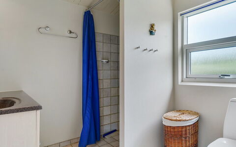 Gull - 150M from the Sea: Sol, Sol, Luminaire Plomberie, Design Intérieur, Salle De Bains, Plafond, Pièce, Toilette, Plomberie, Siège De Toilette