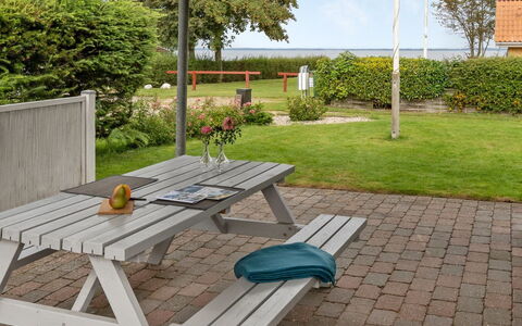 Gull - 150M from the Sea: Meubles, Mobilier De Jardin, Extérieur Banc, Table, Tableau De Plein Air, Table De Pique-Nique, Banc, Ombre, Jardin, Chaise