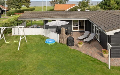 Gull - 150M from the Sea: Toit, Maison, Zone Résidentielle, Domicile, Biens, Chalet, Ombre, Pelouse, Jardin, Cour