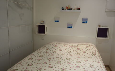 Bandol 230: Chambre, Pièce, Lit, Drap De Lit, Propriété, Meubles, Sol, Mur, Cadre De Lit, Literie
