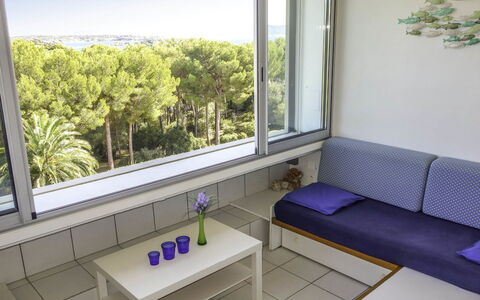 Bandol 230: Propriété, Meubles, Fenêtre, Bleu Azur, Vert, Bleu, Design Intérieur, Canapé, Plante
