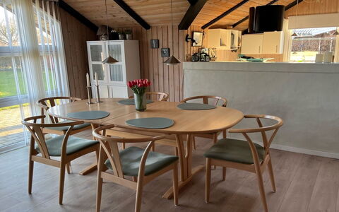 Thorgot - 400M from the Sea: Meubles, Sol, Design Intérieur, Bois, Sol, Salle À Manger, Table Cuisine Et Salle A Manger, Chaise, Table, Parquet