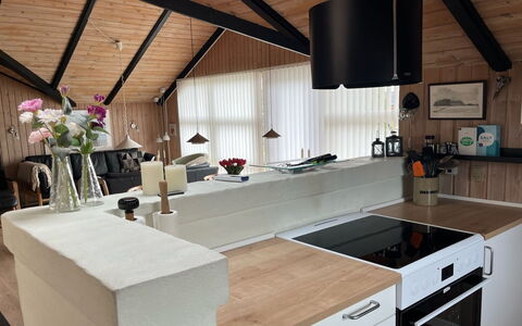 Thorgot - 400M from the Sea: Comptoir, Cuisine, Meubles, Sol, Design Intérieur, Bois, Appareil De Cuisine, Luminaire, Plafond, Cabinetry