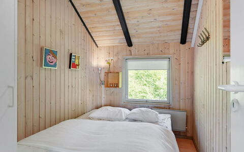 Thorgot - 400M from the Sea: Bois, Chambre, Lit, Plafond, Design Intérieur, Literie, Drap De Lit, Domicile, Sol, Cadre De Lit