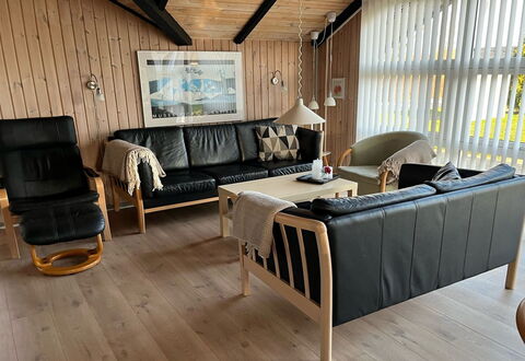 Thorgot - 400M from the Sea: Meubles, Bois, Sol, Design Intérieur, Sol, Canapé, Salon, Parquet, Pièce