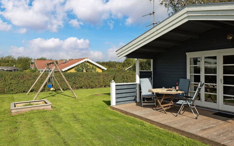 Rosabella - 600M from the Sea: Meubles, Table, Mobilier De Jardin, Tableau De Plein Air, Chaise, Tache De Bois, Ombre, Arrière-Cour, Chalet, Table Cuisine Et Salle A Manger