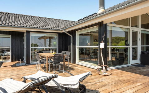 Fridtjof - 100M from the Sea: Bois, Domicile, Toit, Porte, Porche, Plate-Forme, Dur, Parquet, Chalet, Ombre