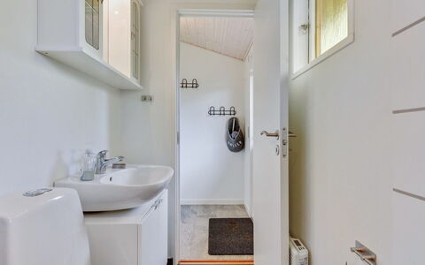 Cenia - 450M from the Sea: Mur, Luminaire Plomberie, Sol, Bois, Sol, Salle De Bains, Design Intérieur, Robinet, Évier, Lavabo