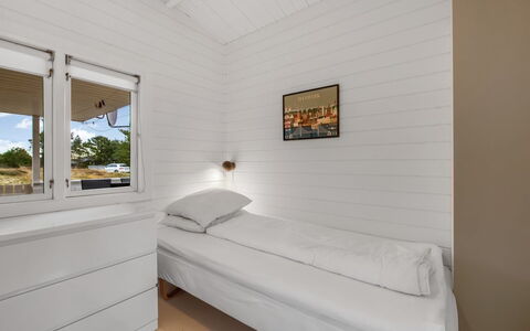 Heinke - 2Km from the Sea: Bois, Plafond, Porte, Dur, Planche, Tache De Bois, Siding, Chambre, Conception, Lit