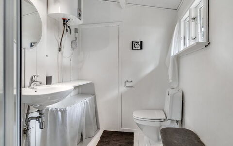 Heinke - 2Km from the Sea: Luminaire Plomberie, Sol, Évier, Sol, Design Intérieur, Toilette, Salle De Bains, Plomberie, Siège De Toilette, Robinet