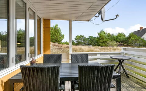 Heinke - 2Km from the Sea: Meubles, Bois, Chaise, Sol, Porche, Sol, Domicile, Ombre, Tache De Bois, Plate-Forme