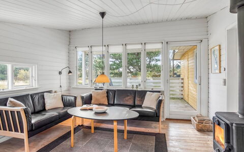 Heinke - 2Km from the Sea: Meubles, Mobilier De Jardin, Vaisselle, Table, Drinkware, Chaise, Tableau De Plein Air, Aliments, Bouteille