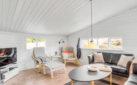 Heinke - 2Km from the Sea: Meubles, Mobilier De Jardin, Vaisselle, Table, Drinkware, Chaise, Tableau De Plein Air, Aliments, Bouteille