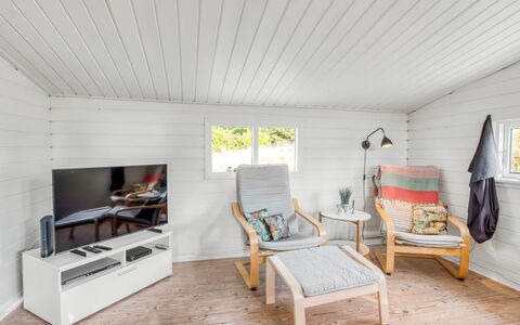 Heinke - 2Km from the Sea: Meubles, Mobilier De Jardin, Vaisselle, Table, Drinkware, Chaise, Tableau De Plein Air, Aliments, Bouteille