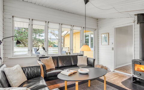Heinke - 2Km from the Sea: Meubles, Mobilier De Jardin, Vaisselle, Table, Drinkware, Chaise, Tableau De Plein Air, Aliments, Bouteille