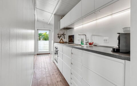 Heinke - 2Km from the Sea: Meubles, Mobilier De Jardin, Vaisselle, Table, Drinkware, Chaise, Tableau De Plein Air, Aliments, Bouteille