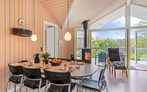 Dagny - 300M from the Sea: Meubles, Mobilier De Jardin, Vaisselle, Table, Drinkware, Chaise, Tableau De Plein Air, Aliments, Bouteille