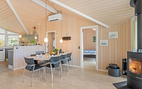 Dagny - 300M from the Sea: Meubles, Mobilier De Jardin, Vaisselle, Table, Drinkware, Chaise, Tableau De Plein Air, Aliments, Bouteille