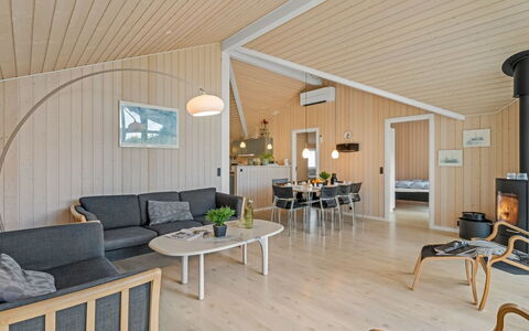 Dagny - 300M from the Sea: Meubles, Mobilier De Jardin, Vaisselle, Table, Drinkware, Chaise, Tableau De Plein Air, Aliments, Bouteille