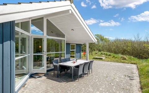 Dagny - 300M from the Sea: Meubles, Mobilier De Jardin, Vaisselle, Table, Drinkware, Chaise, Tableau De Plein Air, Aliments, Bouteille