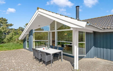 Dagny - 300M from the Sea: Meubles, Mobilier De Jardin, Vaisselle, Table, Drinkware, Chaise, Tableau De Plein Air, Aliments, Bouteille