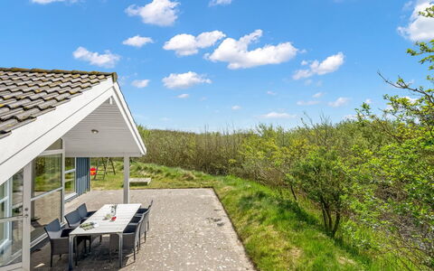Dagny - 300M from the Sea: Meubles, Mobilier De Jardin, Vaisselle, Table, Drinkware, Chaise, Tableau De Plein Air, Aliments, Bouteille