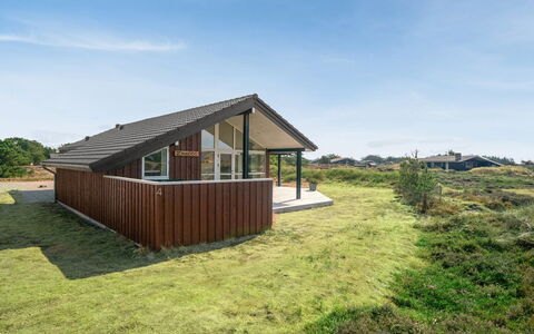 Tiane - 800M from the Sea: Meubles, Table, Mobilier De Jardin, Tableau De Plein Air, Chaise, Tache De Bois, Ombre, Arrière-Cour, Chalet, Table Cuisine Et Salle A Manger