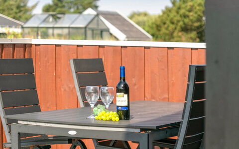 Tiane - 800M from the Sea: Meubles, Table, Mobilier De Jardin, Tableau De Plein Air, Chaise, Tache De Bois, Ombre, Arrière-Cour, Chalet, Table Cuisine Et Salle A Manger