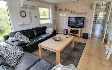 Aatos - 500M from the Sea: Bois, Sol, Sol, Domicile, Canapé, Salon, Dur, Tache De Bois, Chalet